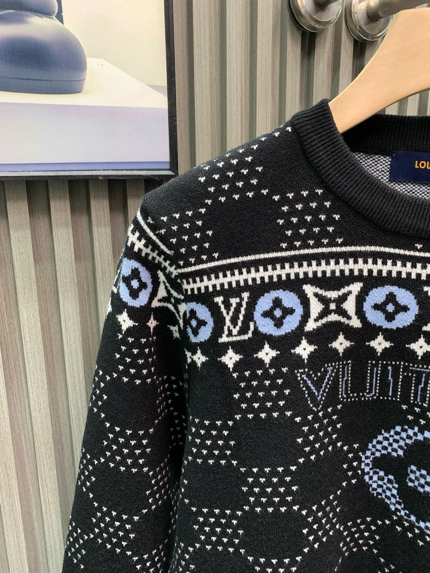 🅿️400 🀄️ Louis Vuitton Louis Vuitton 25Fw new autumn and winter style, full-print logo pattern crew neck sweater, exclusive high-end production, a style that people will fall in love with at first sight, full of Louis Vuitton style, using customized fabrics, the version is very good, it can have the lazy taste of the street, but also very casual and western style, the texture is super good, babies must arrange it